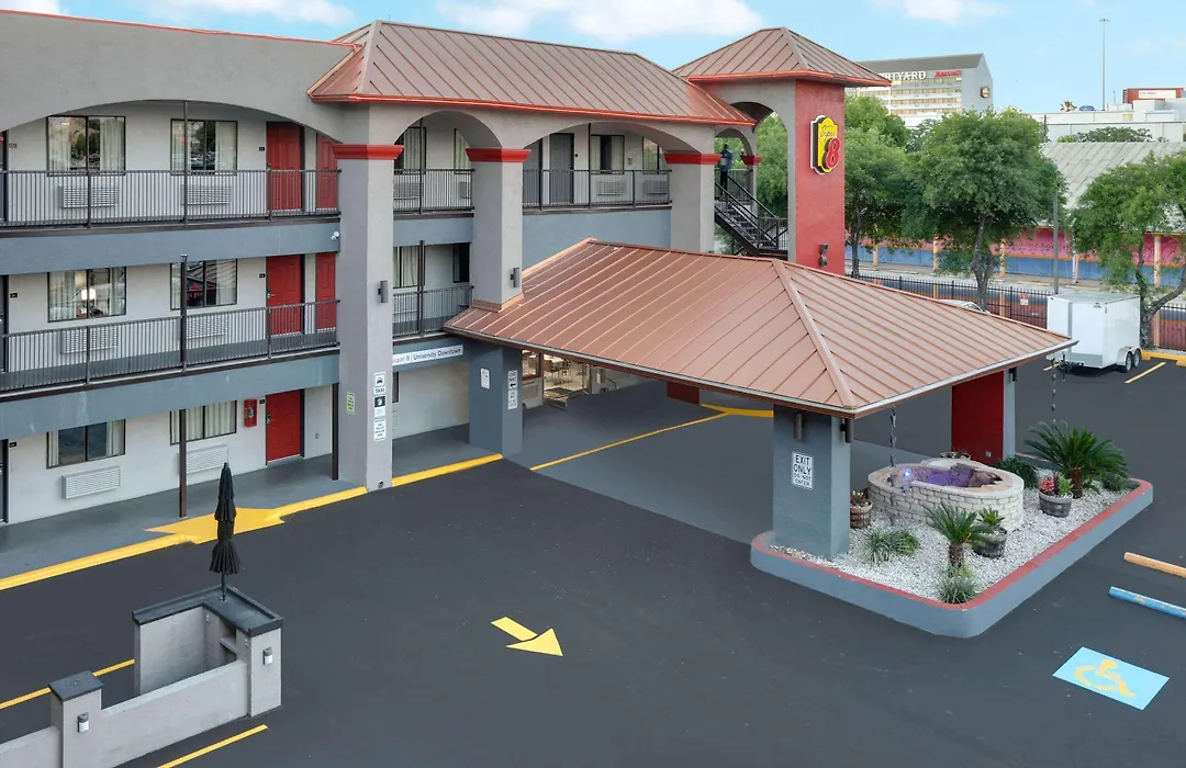 Super 8 By Wyndham Austin University/Downtown Area-1