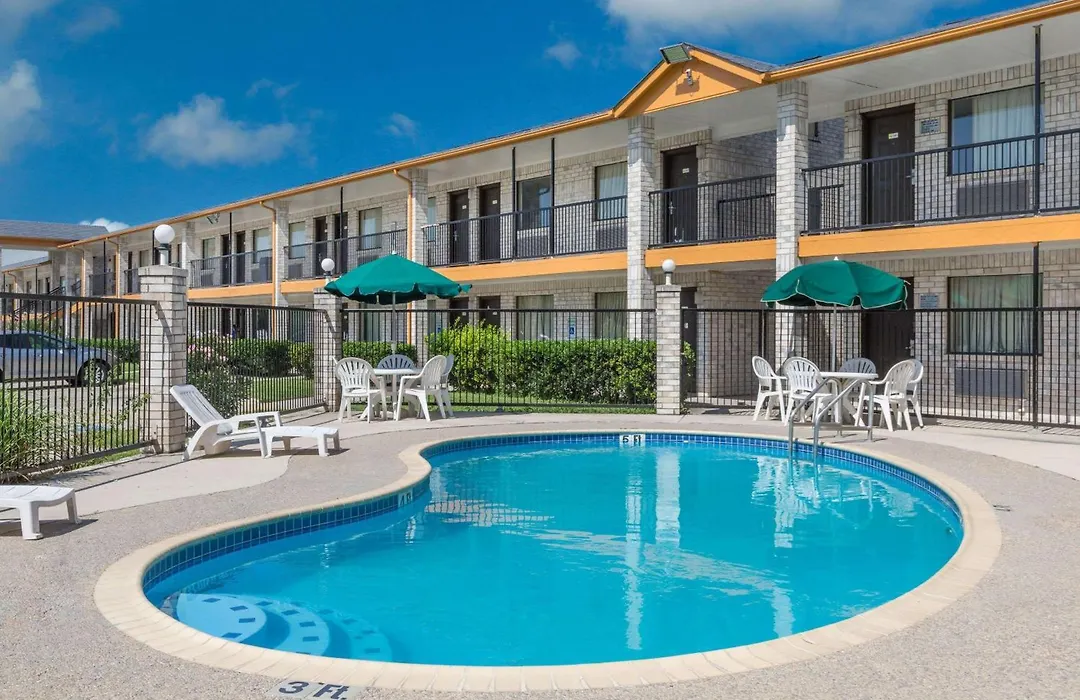 Days Inn Windcrest By Wyndham San Antonio-1