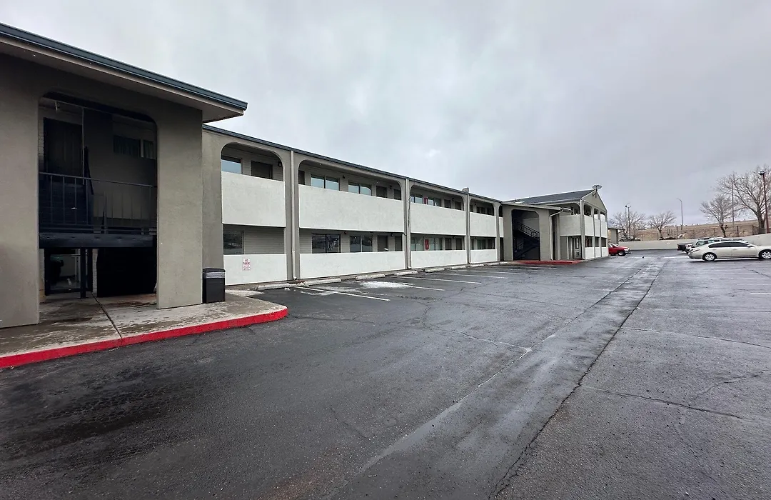 Desert Sands Inn & Suites-1