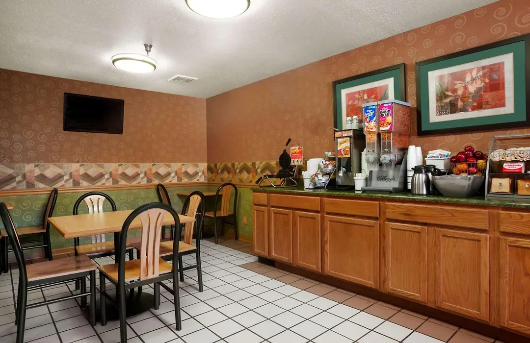 Super 8 By Wyndham East Peoria-1