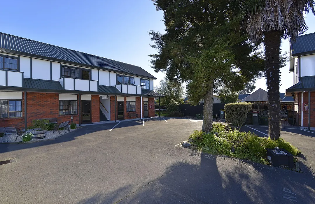 Knightsbridge Court Motor Lodge-1