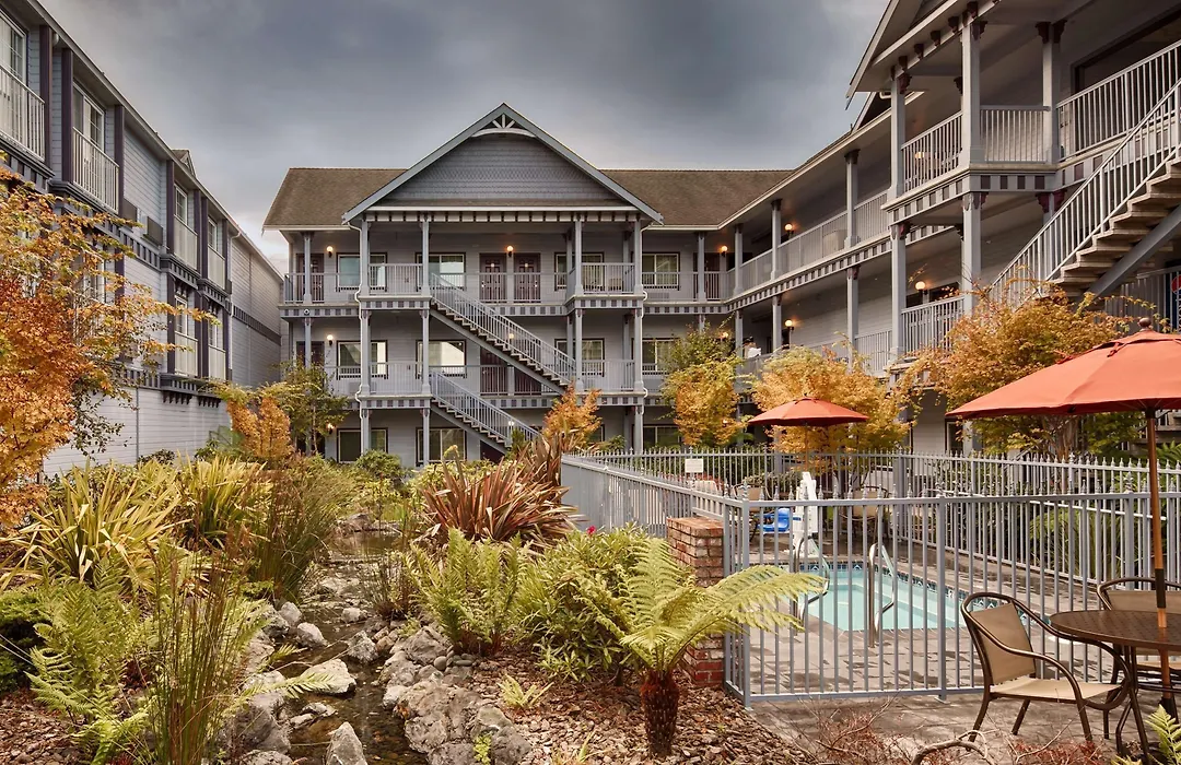 Best Western Plus Bayshore Inn-1