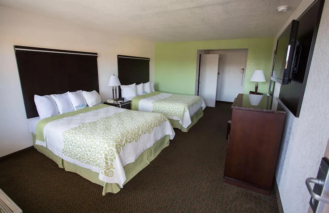 Days Inn By Wyndham Oceanside-1