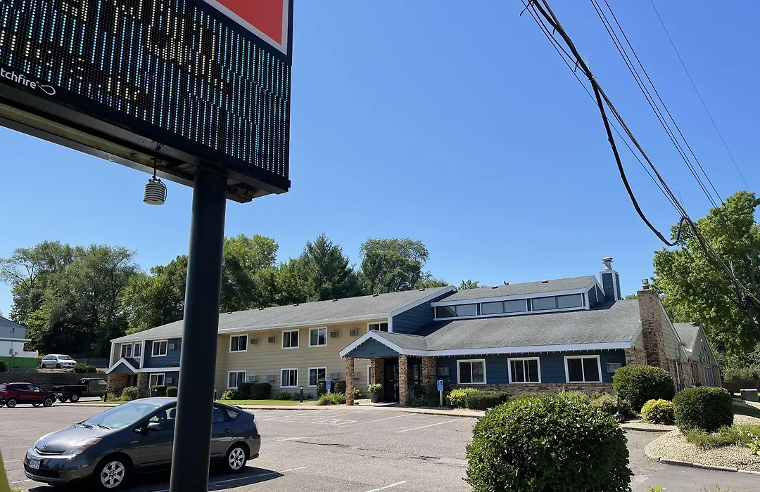 Nichols Inn & Suites-1