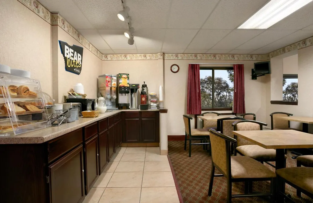 Travelodge By Wyndham Cleveland Lakewood-1