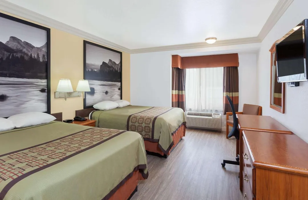 Super 8 By Wyndham Santa Clarita/Valencia-1