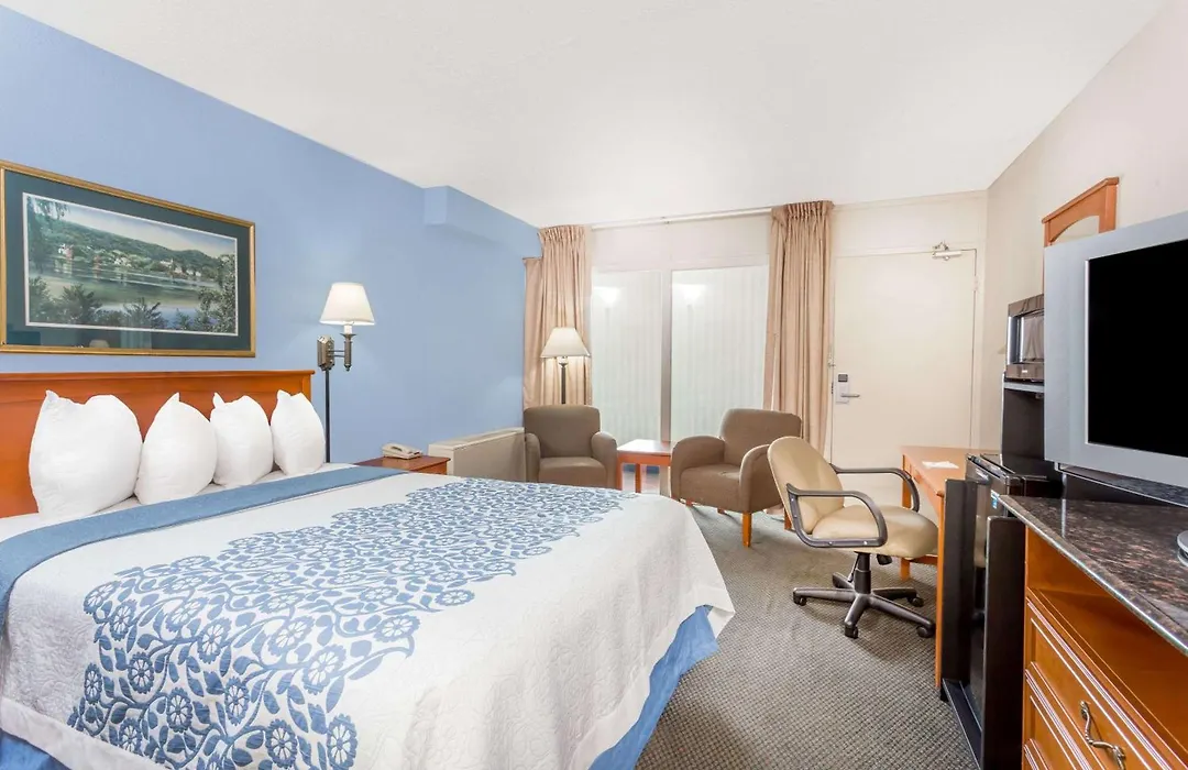 Days Inn By Wyndham Cedar Falls- University Plaza-1