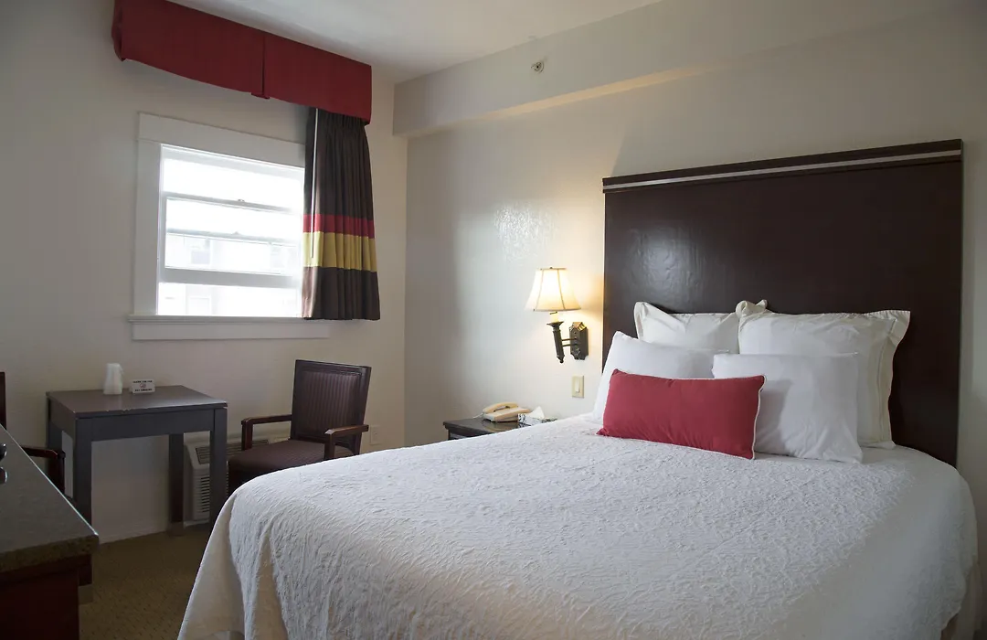Harborview Inn & Suites-Convention Center-Airport-Gaslamp-Seaworld-Zoo-Balboa Park-1