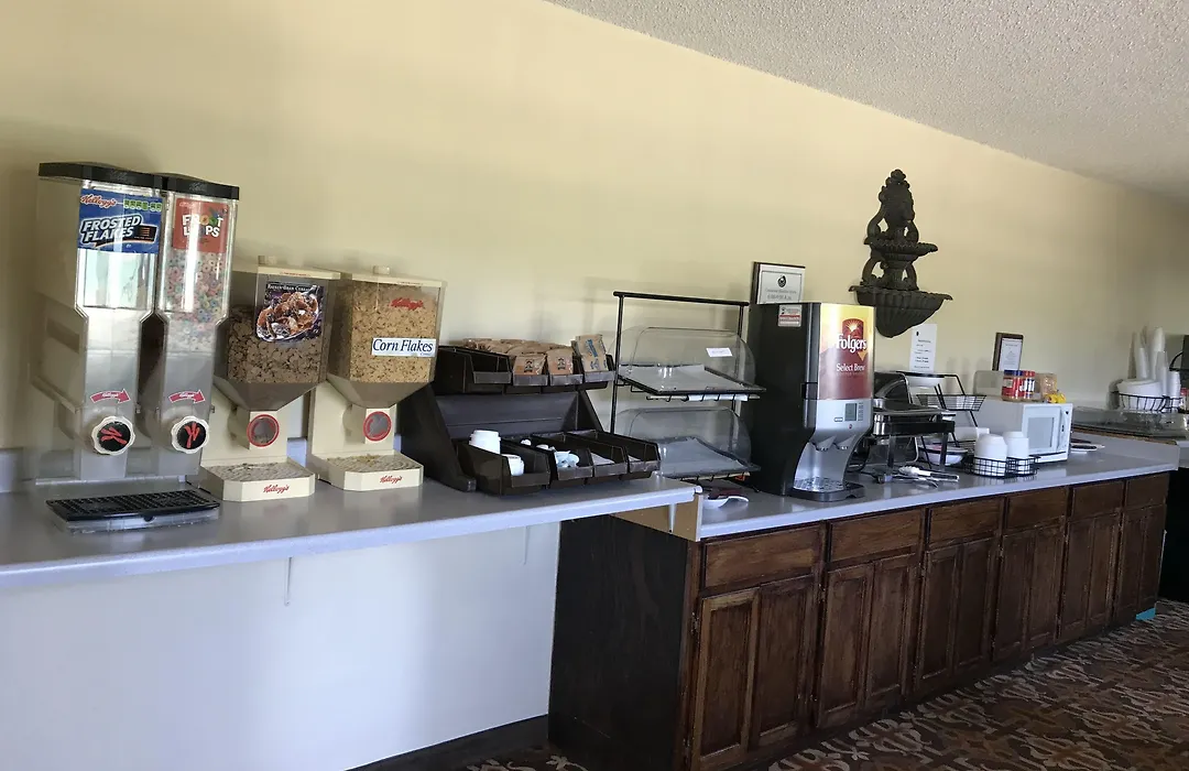 Clairmont Inn & Suites - Warren-1