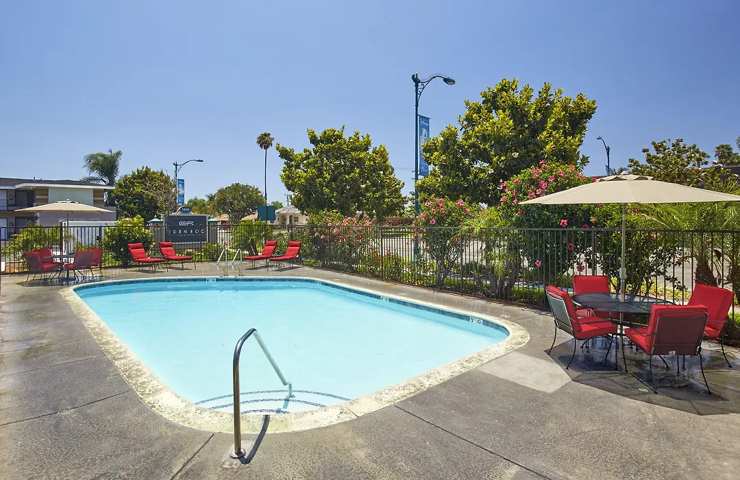 Eden Roc Inn & Suites Near The Maingate-1