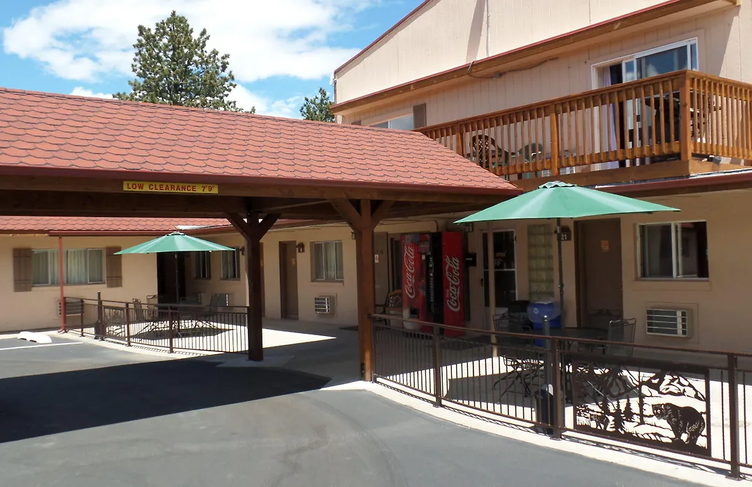 Kinnikinnik Motor Lodge-1
