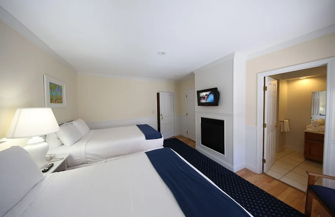 Colonial Inn Harbor Springs-1