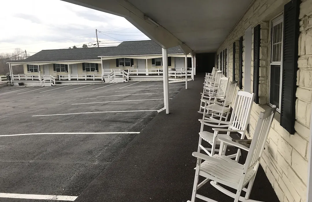 Longhouse Lodge Motel-1