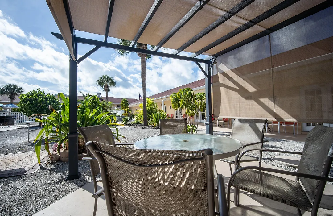 Island Sun Inn & Suites - Historic Venice & Beach Getaway-1