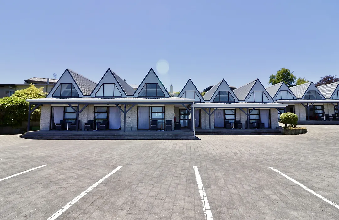 Gables Lakefront Motel-1