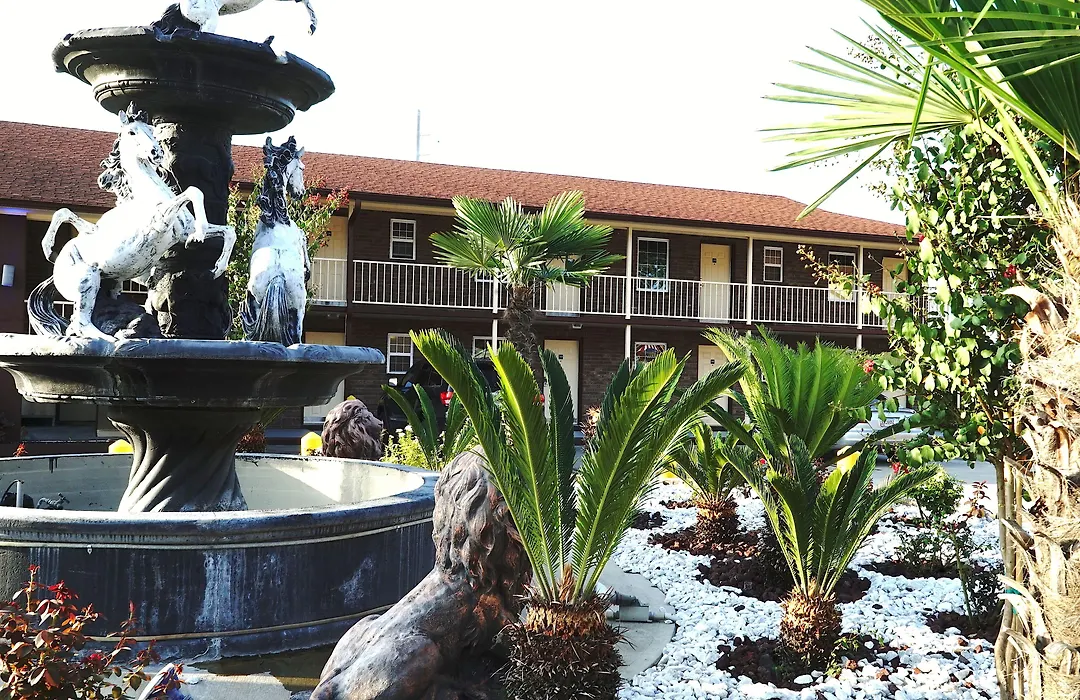 American Inn & Suites - Savannah / Garden City-1