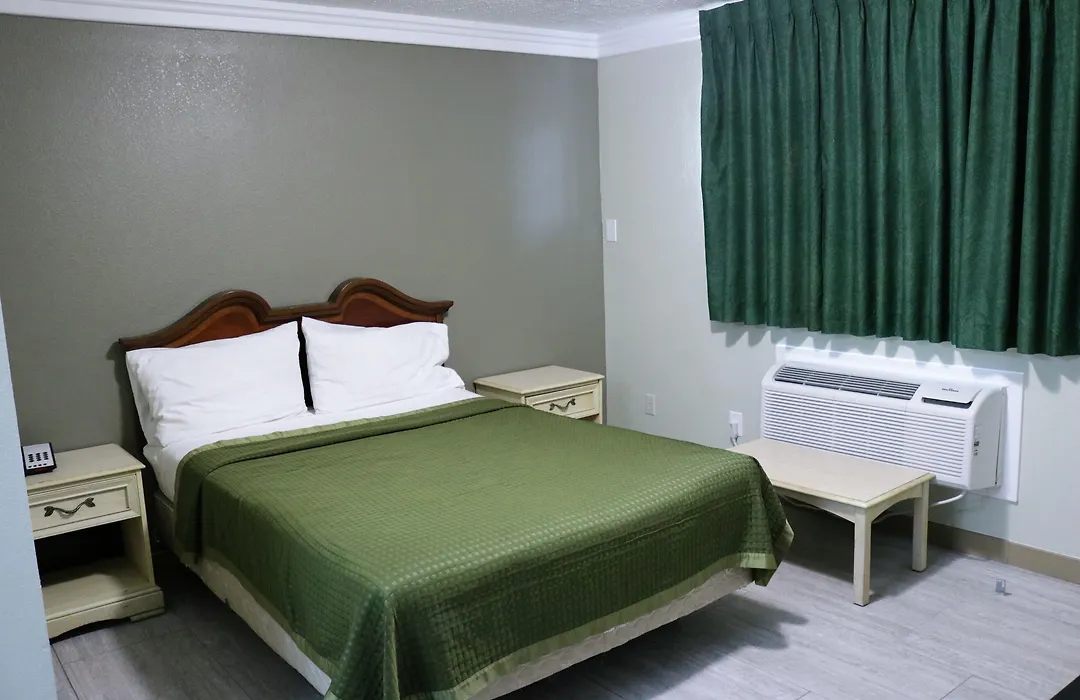 Deluxe Inn Motel-1