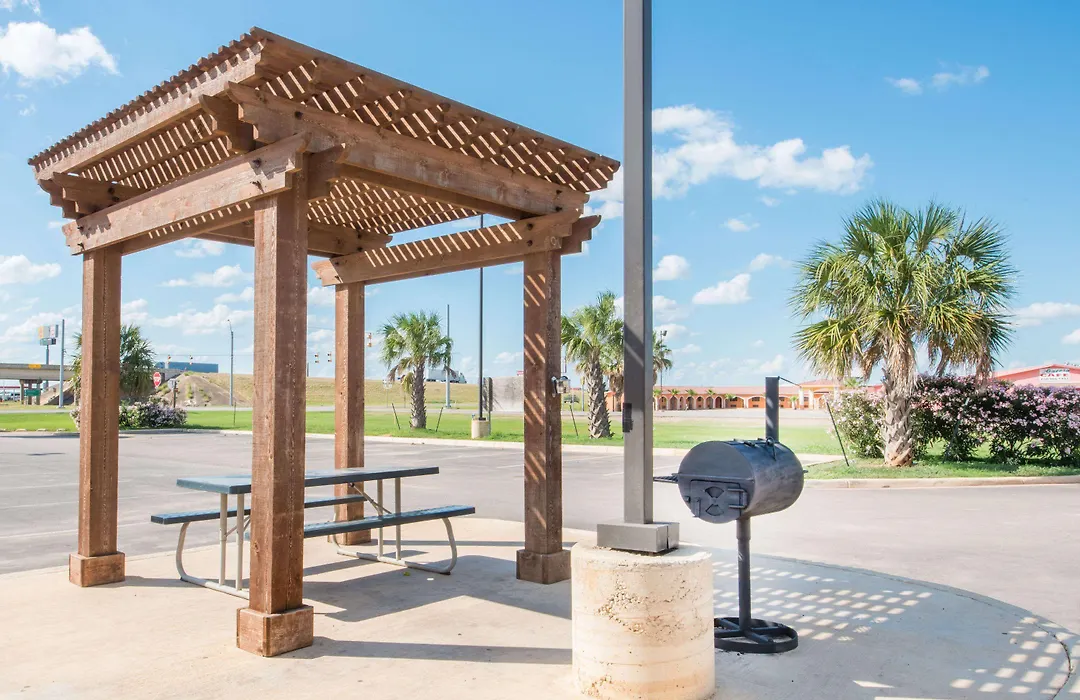 Super 8 By Wyndham Cotulla Tx-1