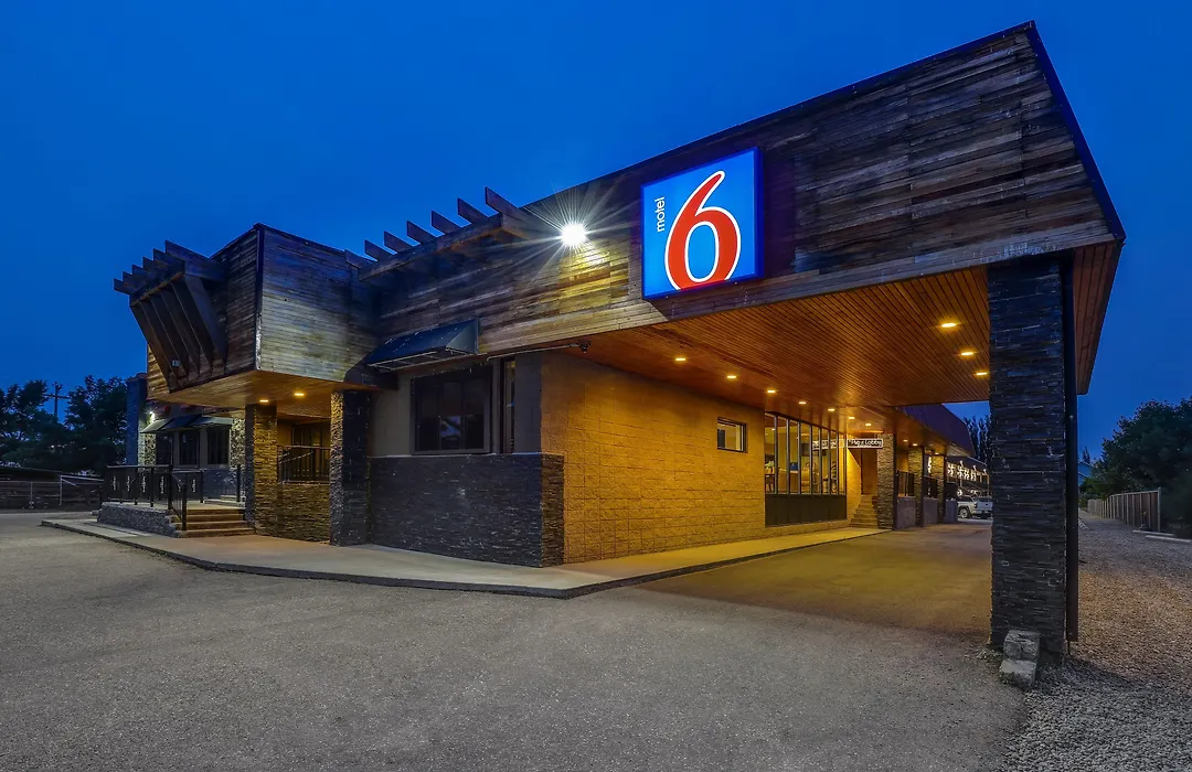 Motel 6 Brooks Ab-1