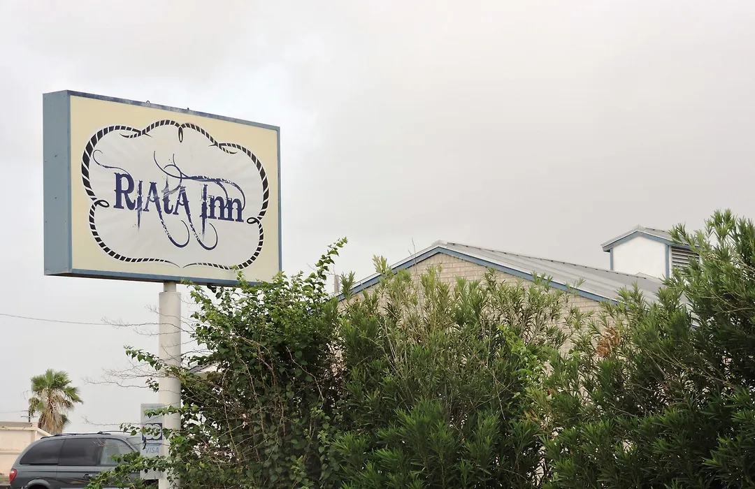 Riata Inn - Crystal City-1