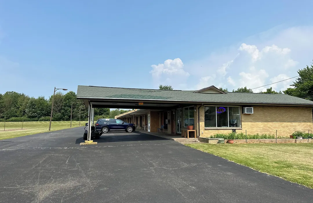 Thruway Holiday Motel-1