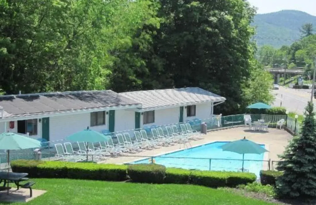 Brookside Motel & Cabins-1