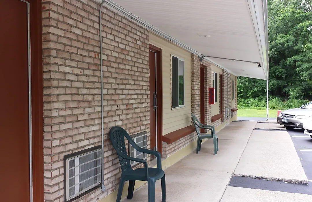 Budget Inn Fairport-1