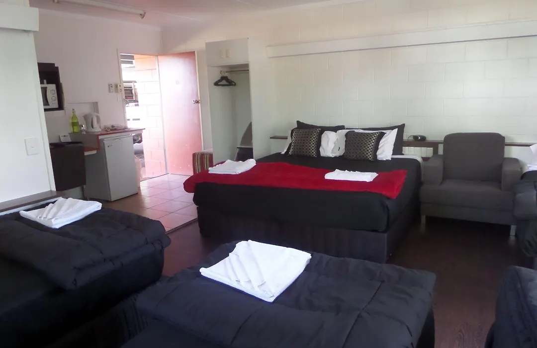 Motel Oasis-1