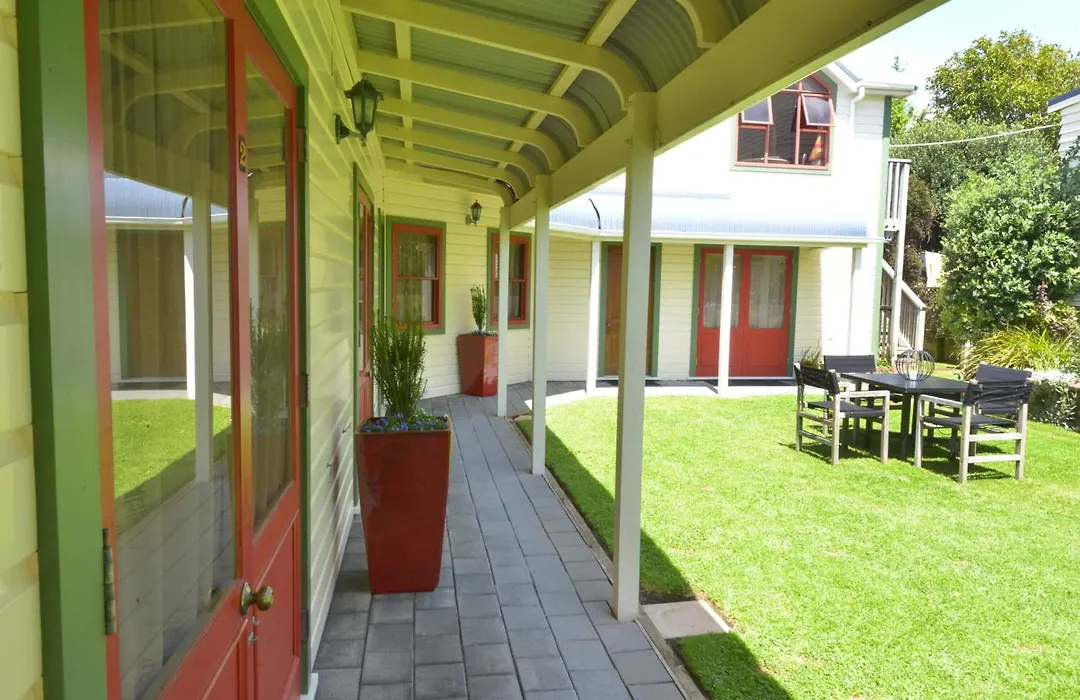 Ducks & Drakes Boutique Motel & Backpackers-1