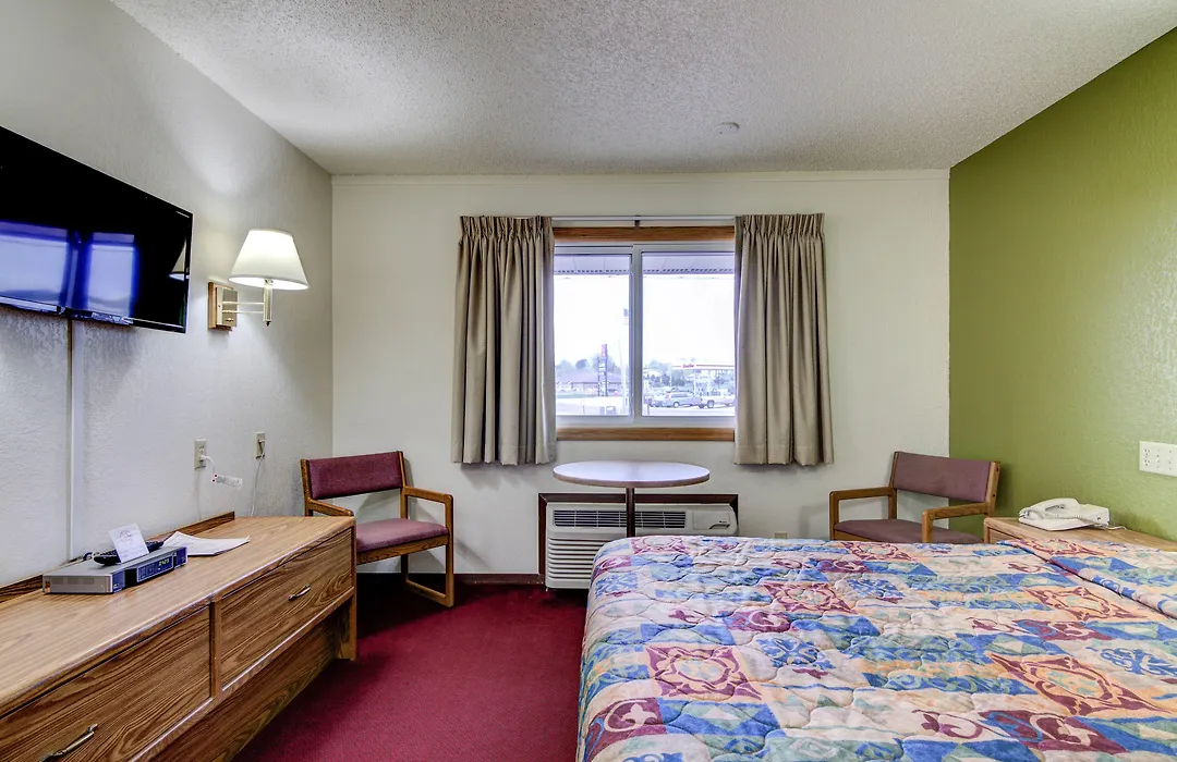 Bloomer Inn & Suites-1