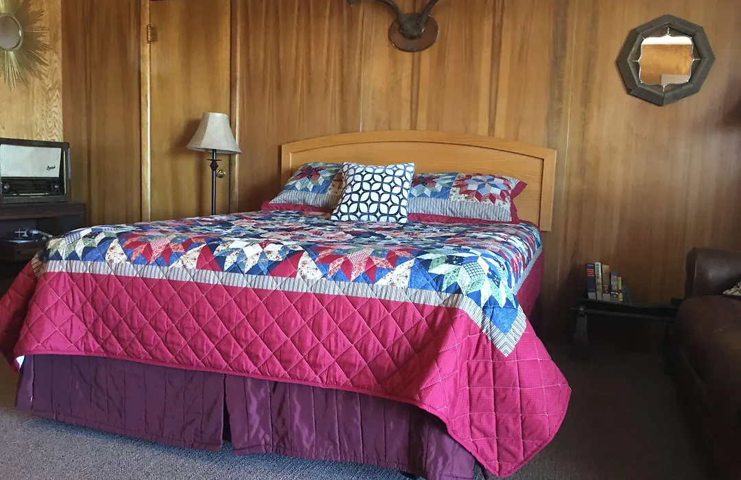 Raton Pass Motor Inn-1