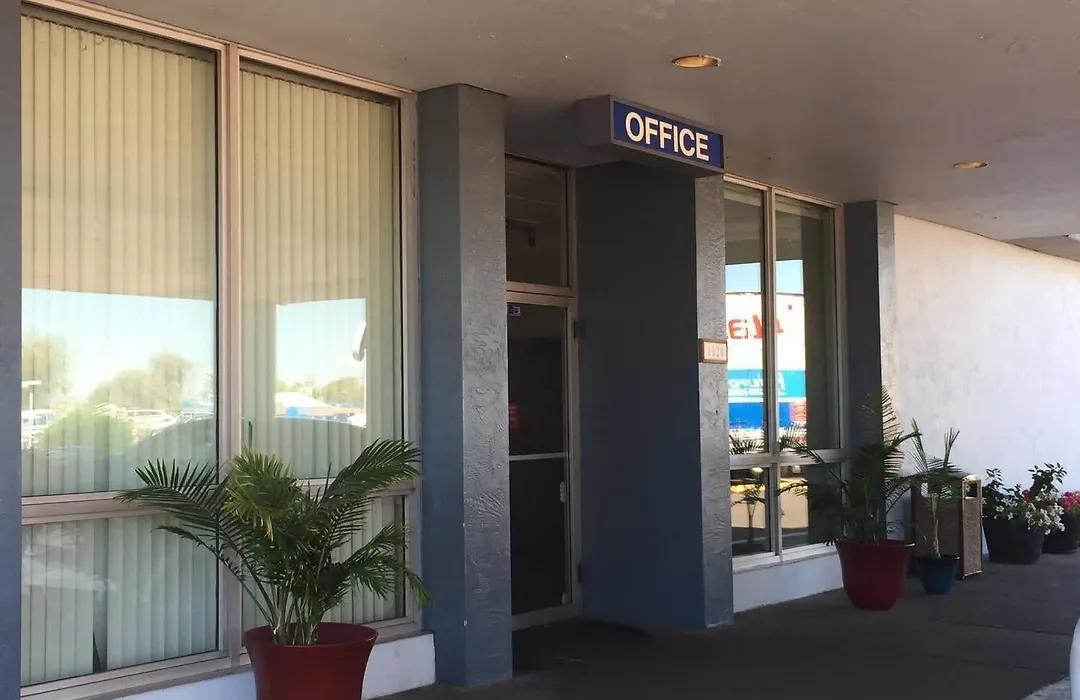 EZ 8 Motel Airporter-1