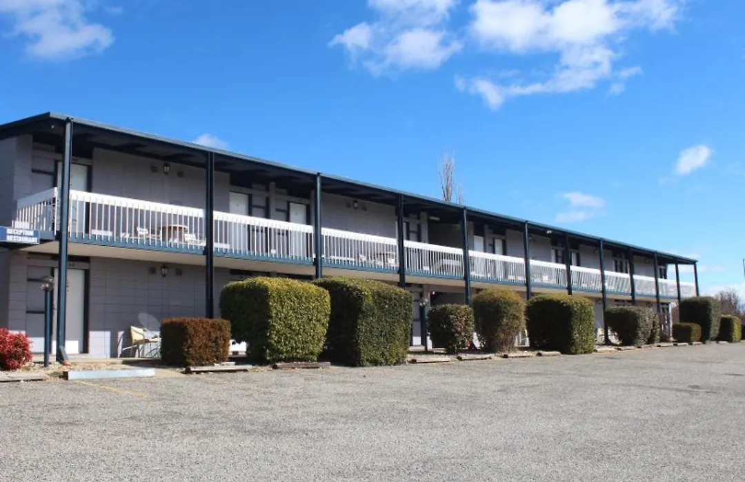 Snow Season Motor Inn-1