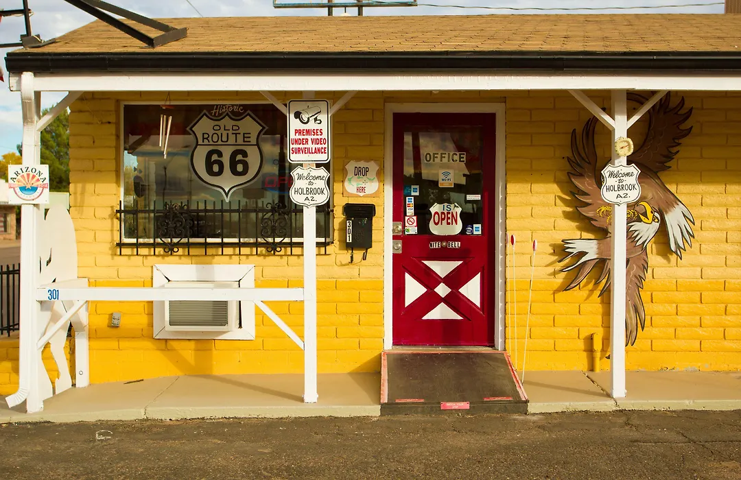 Brad'S Desert Inn-1