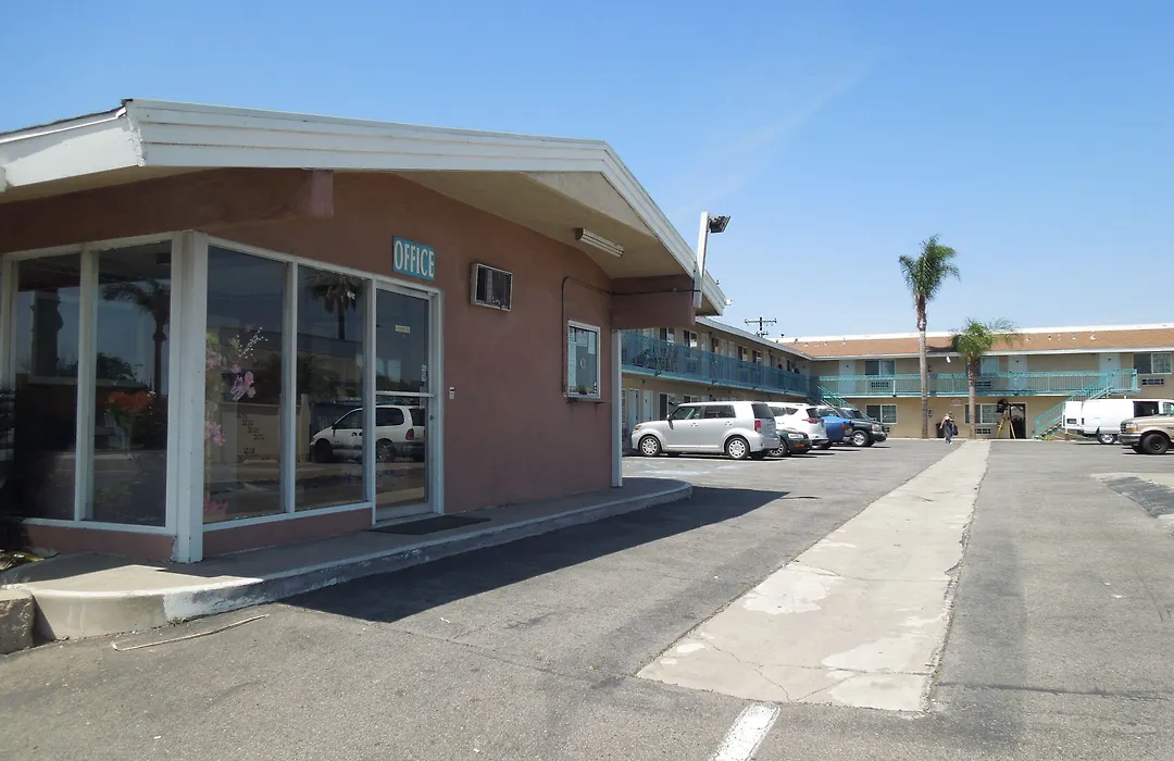 Castaway Motel-1