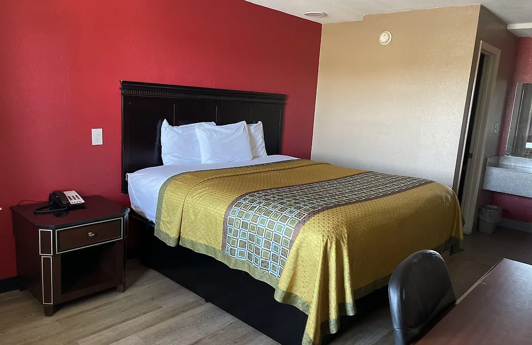 Deluxe Inn-1