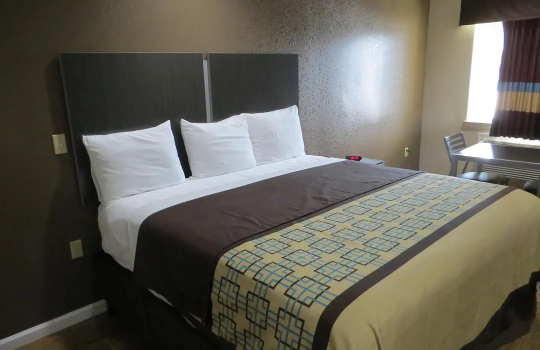 Scottish Inn & Suites Baytown-1