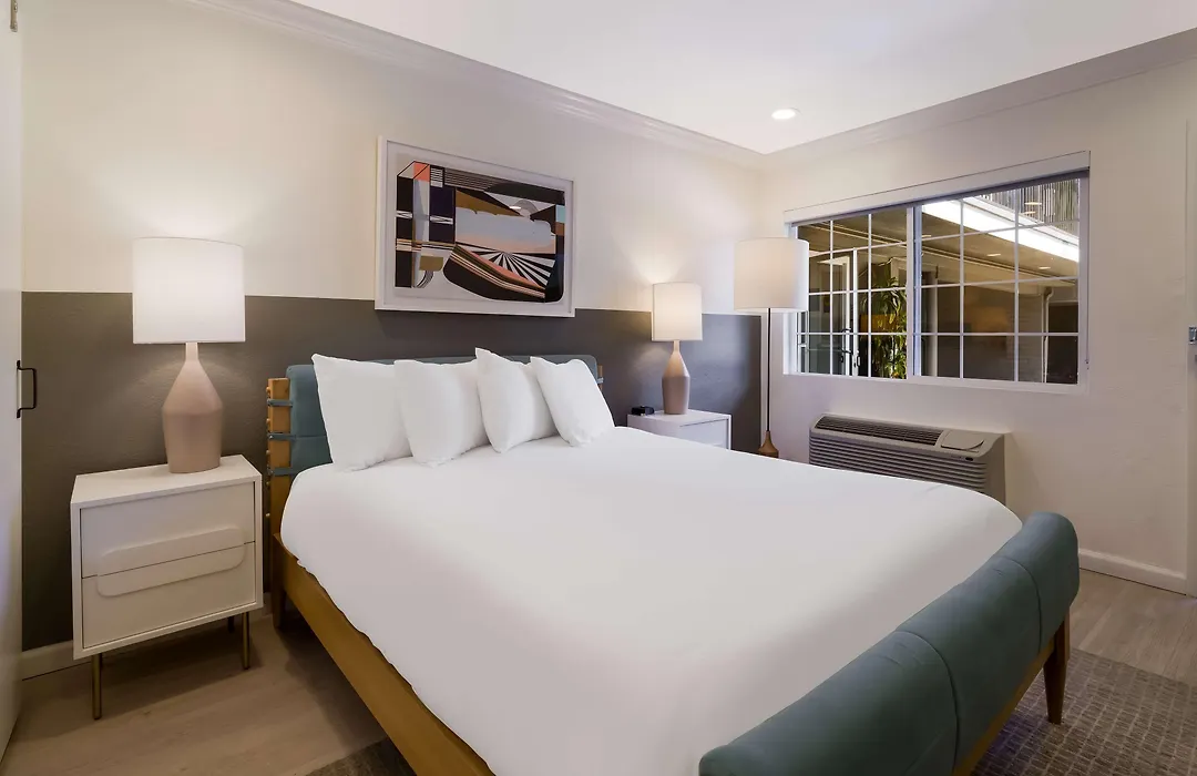 Signature Inn Oakland-1