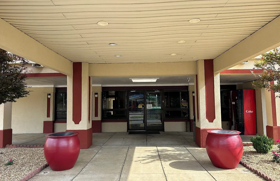 Hometowne Studios By Red Roof Montgomery - Midtown-1