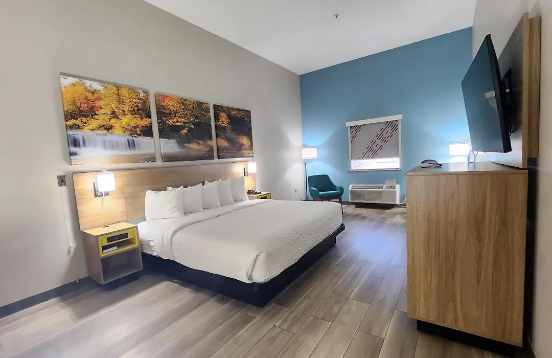 Days Inn & Suites By Wyndham Russellville-1