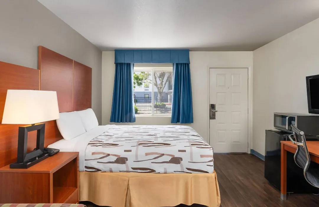Travelodge By Wyndham Albuquerque West-1