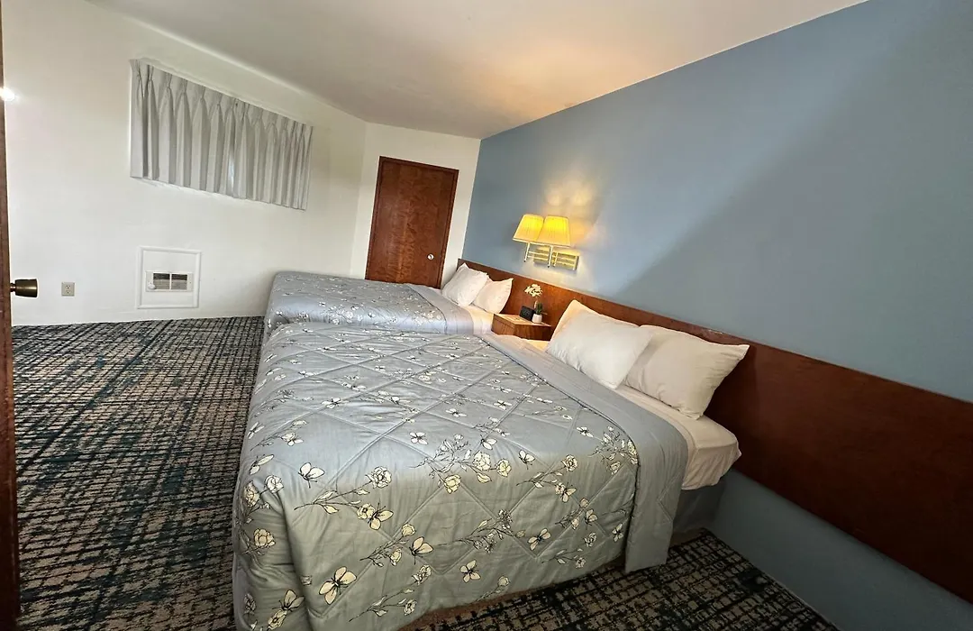 Curly Redwood Lodge-1