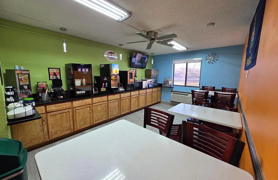 Super 8 By Wyndham Emporia-1