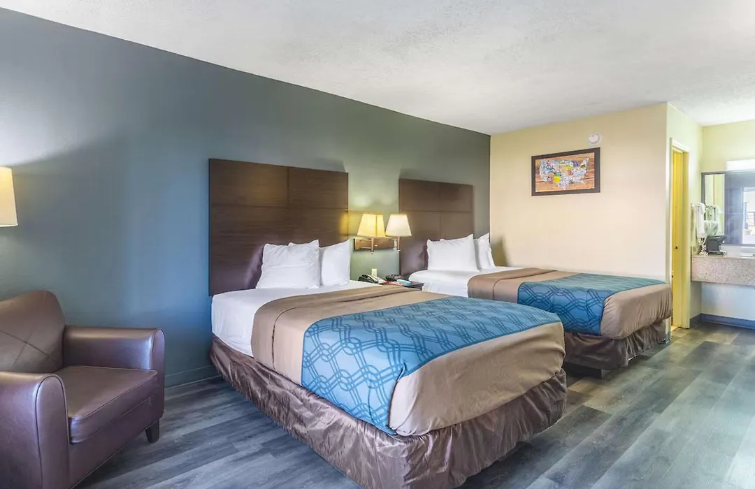 Econo Lodge & Suites Clarksville Near Governors Square Mall-1