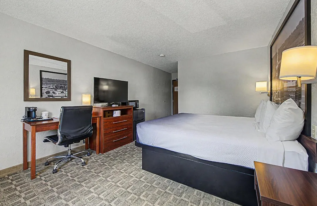Super 8 By Wyndham Dubuque-1