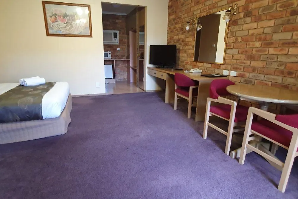 Pines Country Club Motor Inn-1