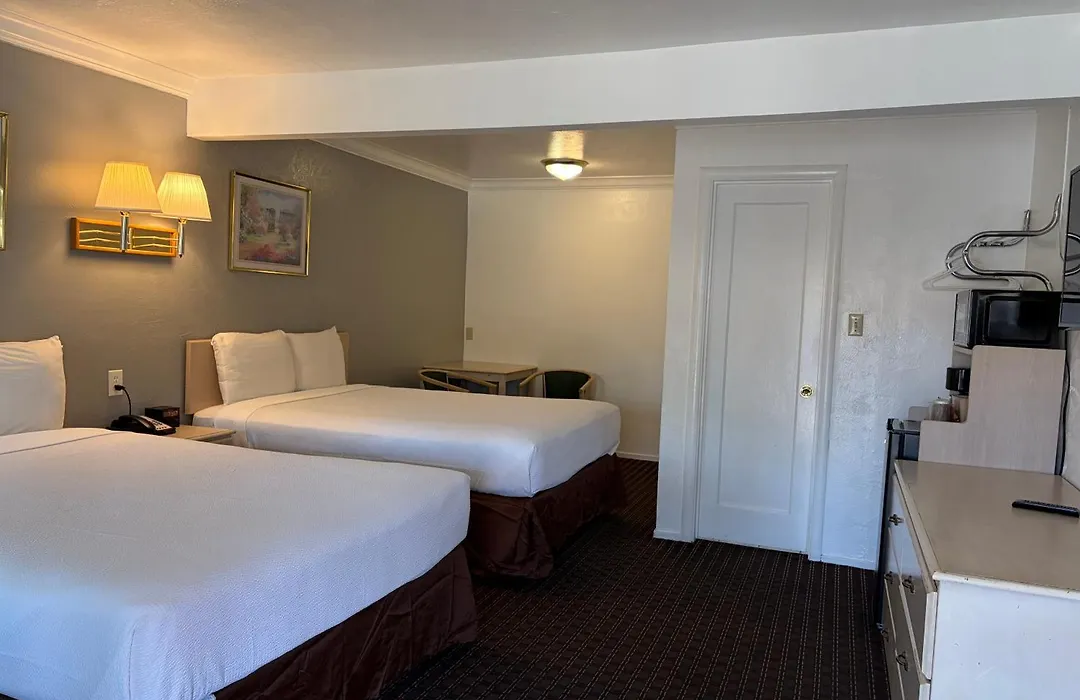 Lark Motel Willits-1
