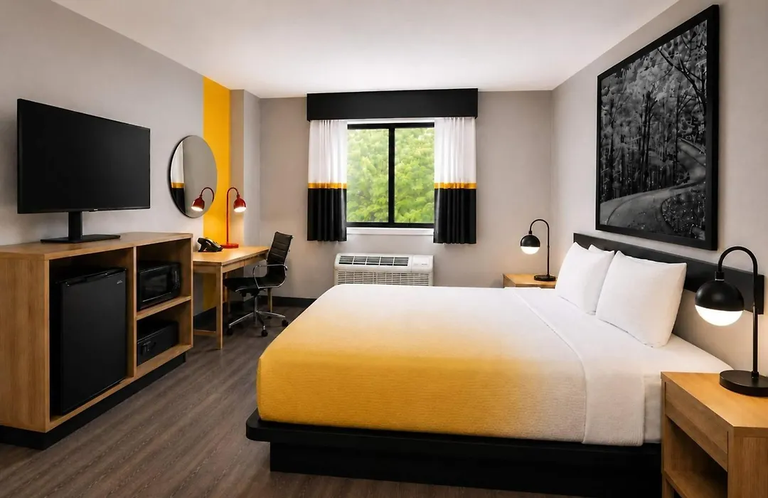 Super 8 By Wyndham Champaign-1