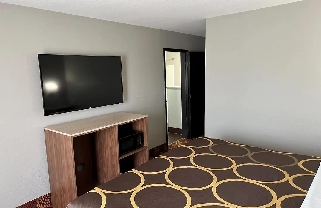 Super 8 By Wyndham Lake Of The Ozarks-1