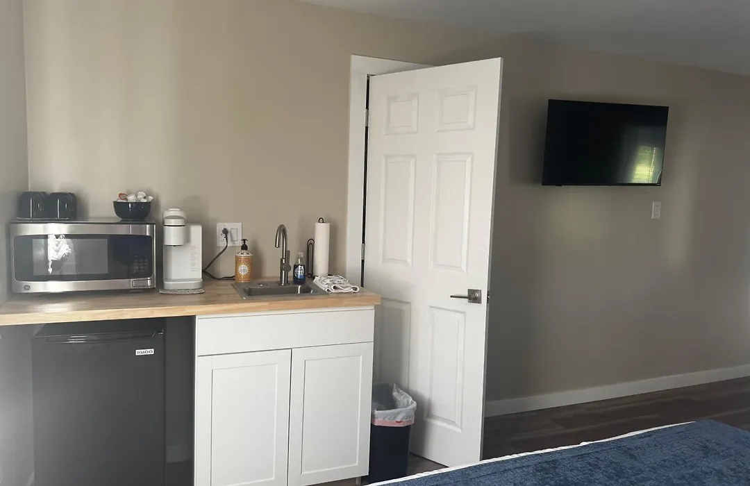Anchor Bay Inn And Suites-1